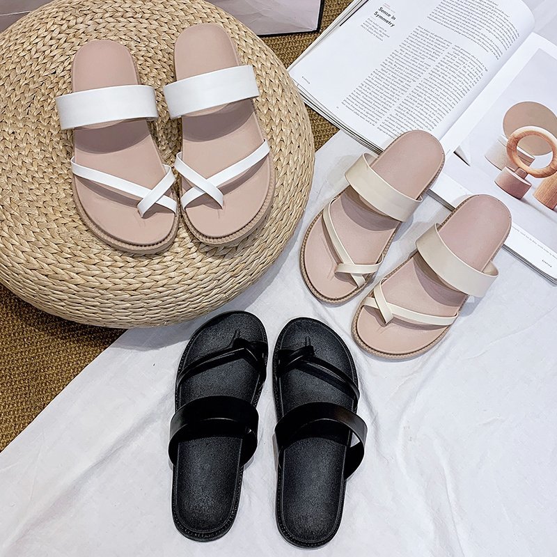 Foreign trade large size flat bottom beach shoes women's summer new sandals Korean version toe set outer wear thick soled women's shoes fashion women's word slippers flat heel soft leather clip feet thick soled wholesale anti-skid wear-resistant beach slippers